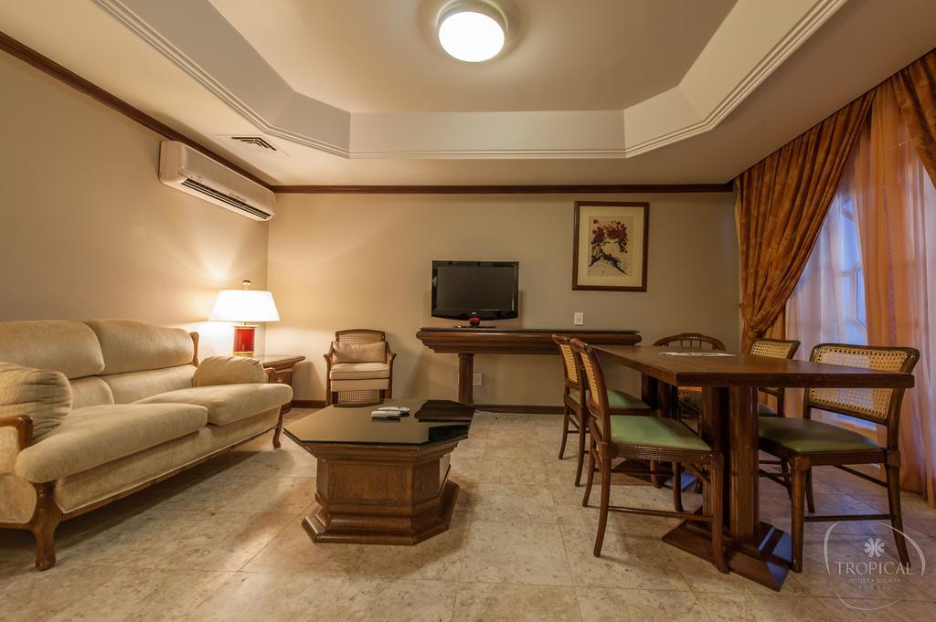 Hotel Tropical Manaus Eksteriør billede A living room in a suite