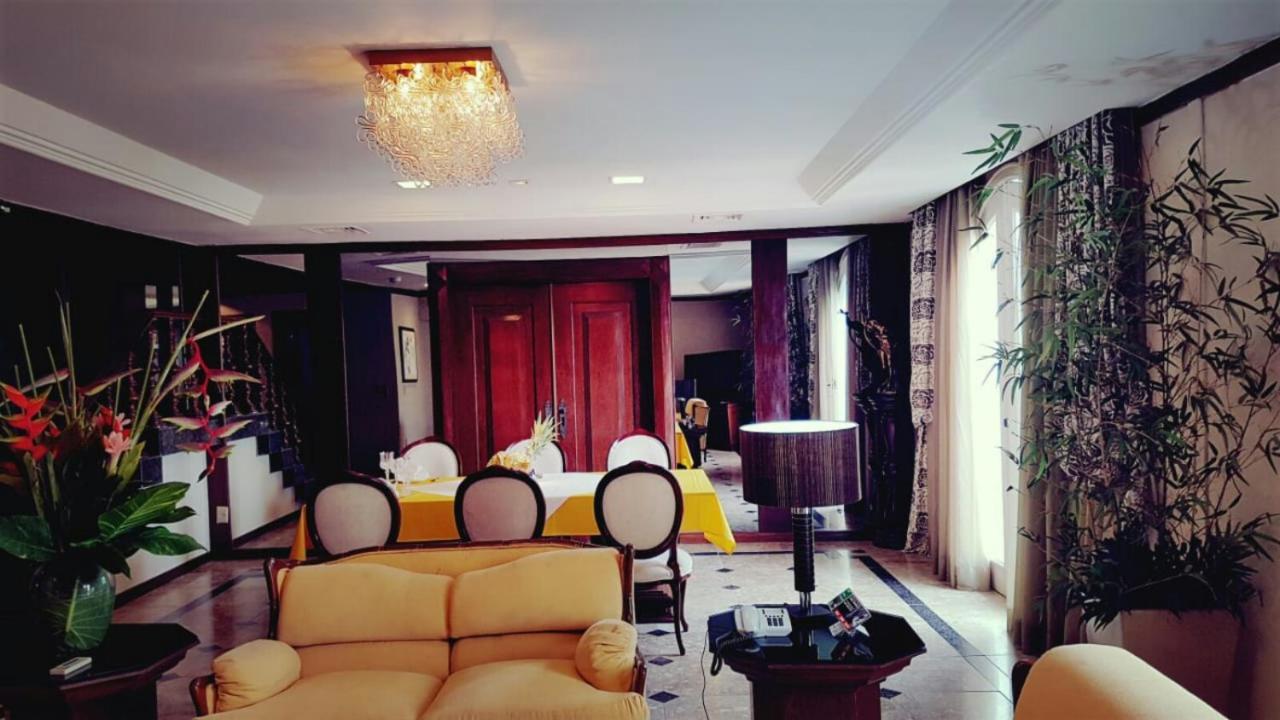 Hotel Tropical Manaus Eksteriør billede A living room in a luxury apartment