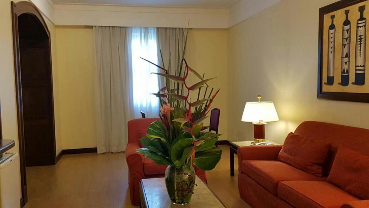 Hotel Tropical Manaus Eksteriør billede A living room at the hotel