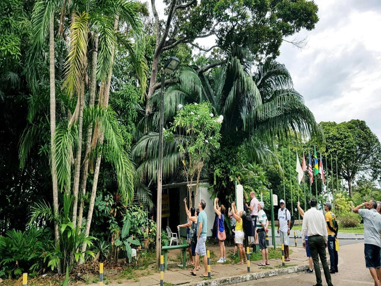 Hotel Tropical Manaus Eksteriør billede Visitors at the entrance of the zoo