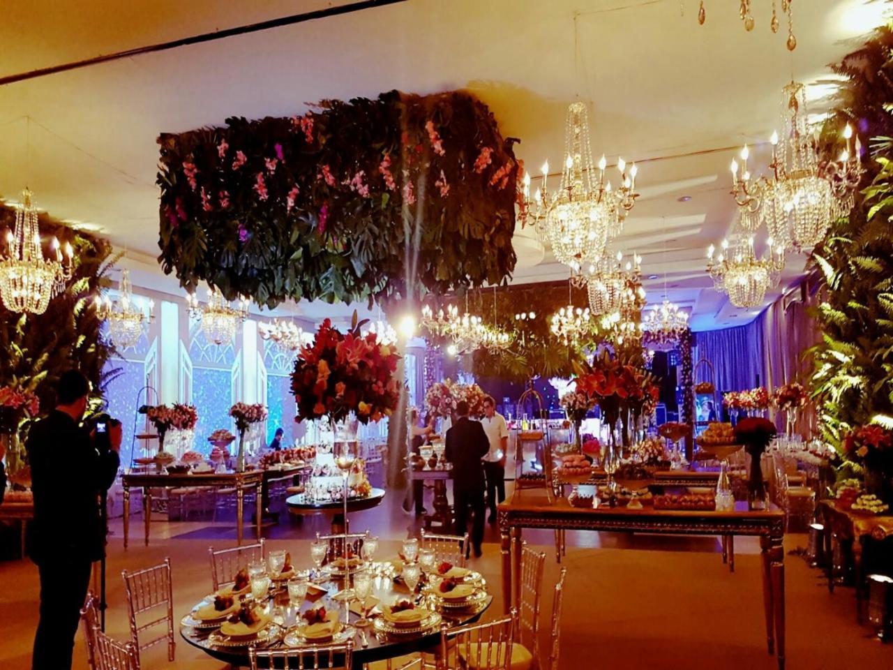 Hotel Tropical Manaus Eksteriør billede The interior of the ballroom at the 2011 Met Gala