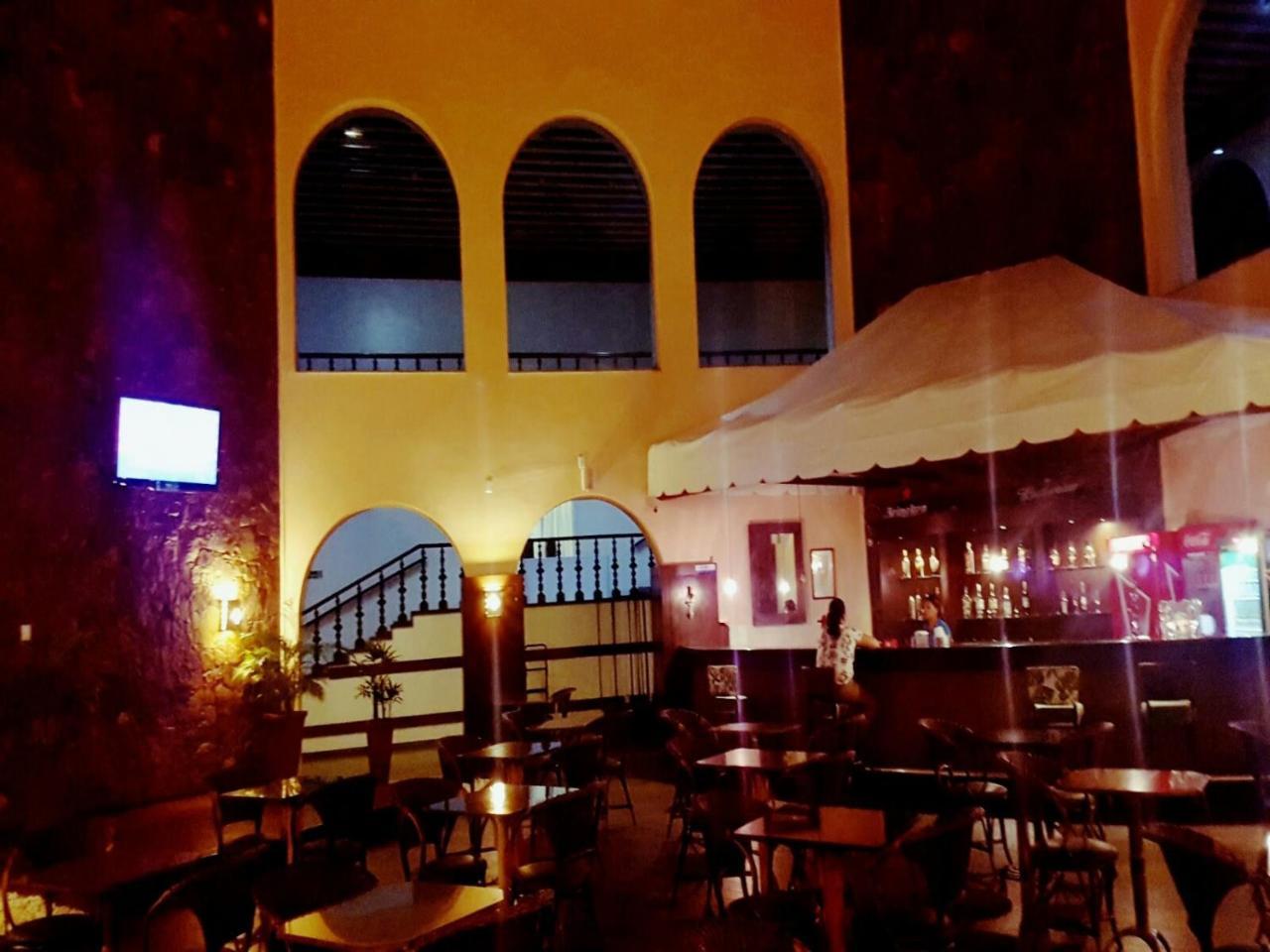 Hotel Tropical Manaus Eksteriør billede The interior of the bar