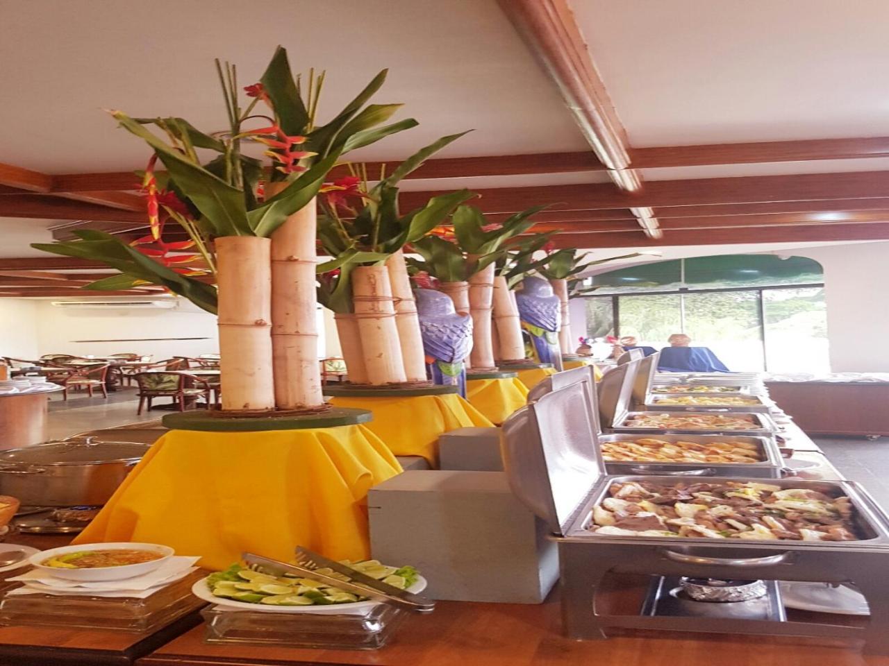 Hotel Tropical Manaus Eksteriør billede A buffet at a hotel